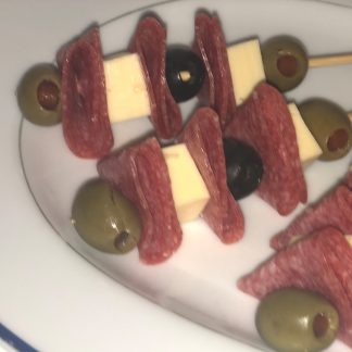 BROCHETA DE SALAMI, QUESO Y ACEITUNAS